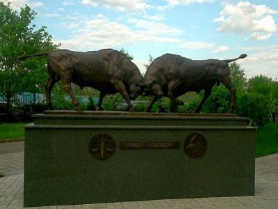 Статуя быков у Мосгорсуда. Фото Илоны Соколовой, публикуется в блоге автора