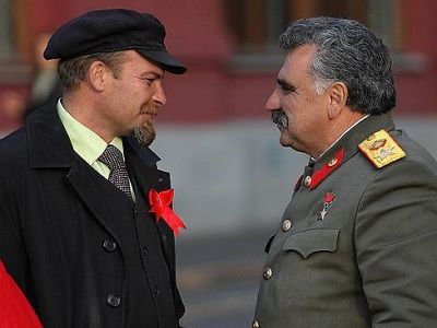 Двойники Ленина и Сталина. Фото: scoopnest.com