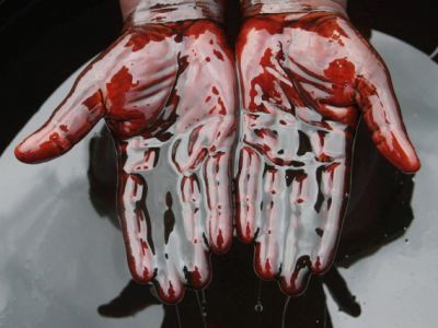 Руки в кровавой нефти. Источник: geo-politica.info