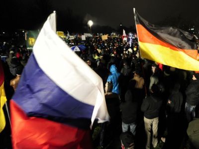 Флаги Германии и России на одной из демонстраций антиисламского движения ПЕГИДА в Дрездене. Фото: svoboda.org