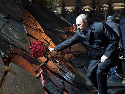 Владимир Путин у монумента 