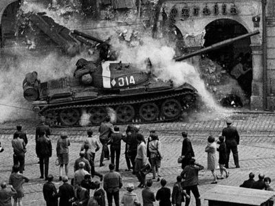 Т-62 въезжает в здание во время Пражской Весны. Август 1968