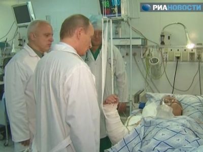 Путин около больного. Фото: РИА 