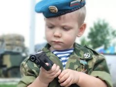 Ребенок в форме и с оружием. Фото: liubisebya.ru