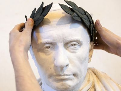 Увенчанный бюст Путина. Фото: samlib.ru Увенчанный бюст Путина. Фото: samlib.ru