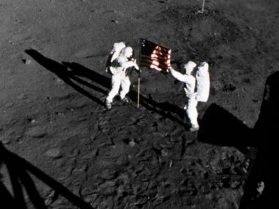 Нил Армстронг и Эдвин Олдрин на Луне с флагом США, 21.7.69. Фото: ru.wikipedia.org