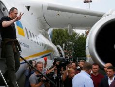 Олег Сенцов выходит из самолета после обмена. Фото: Fromua.news