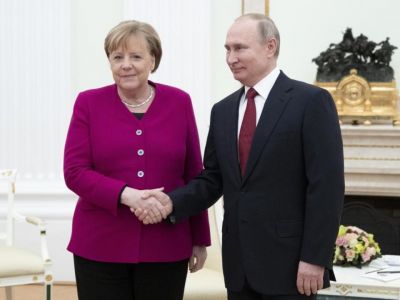 Президент России Путин приветствует канцлера Меркель в Кремле в Москве. Фото: Павел Головкин / AP / dpa