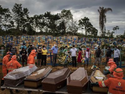 Похороны жертв коронавируса на кладбище Nossa Senhora Aparecida в бразильском Манаусе  Фото: RAPHAEL ALVES/EPA/TASS