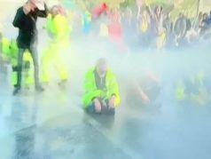 Триест, итальянская полиция разгоняет водометами протестующих против ковид-паспортов. Фото: twitter.com/marinobaccarini