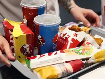 Еда сети ресторанов быстрого питания KFC. Фото: Дмитрий Феоктистов / ТАСС Еда сети ресторанов быстрого питания KFC. Фото: Дмитрий Феоктистов / ТАСС