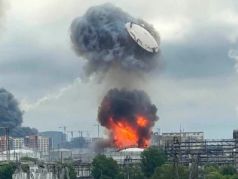 Полет крышки от резервуара с бензином.